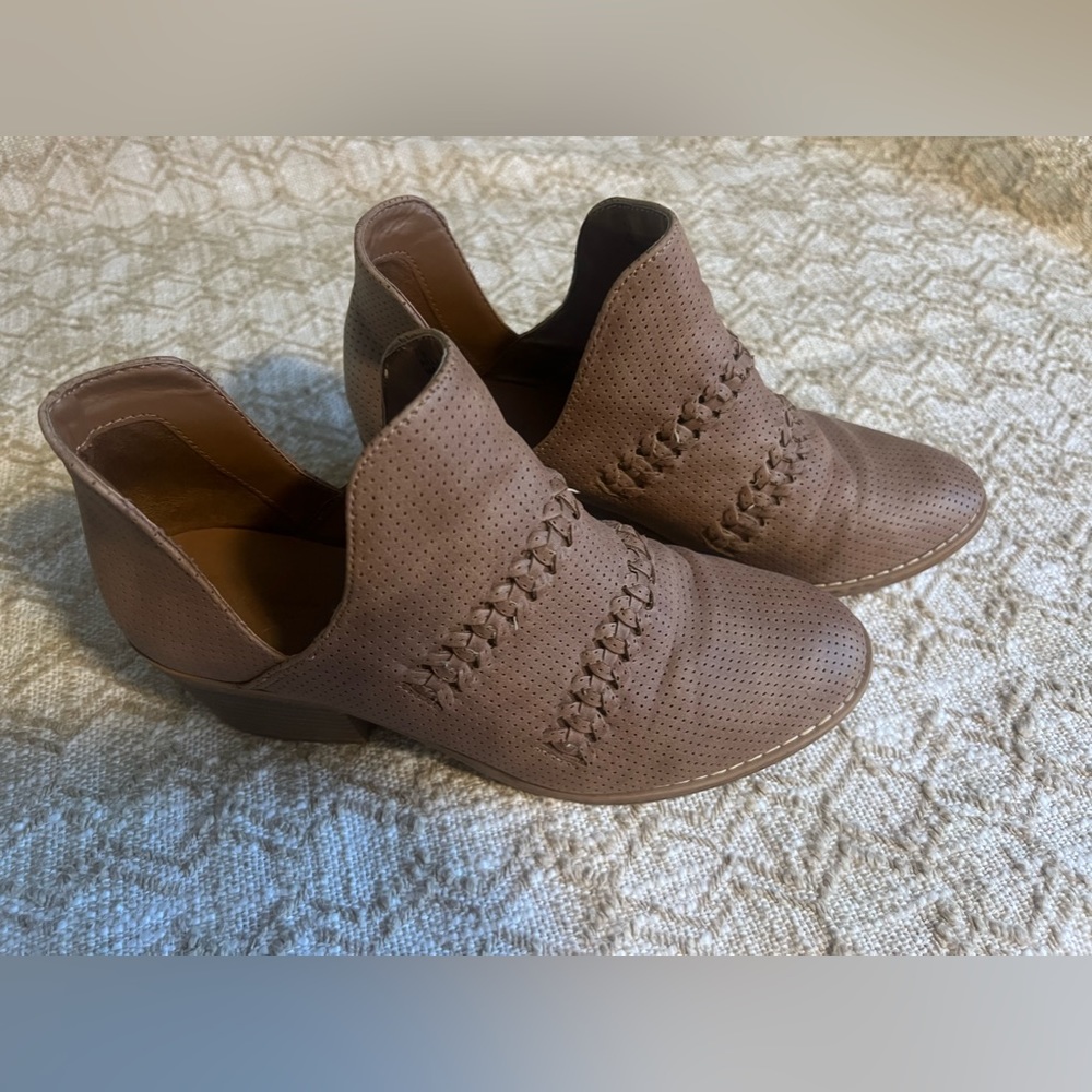 Universal Thread Tan Boots